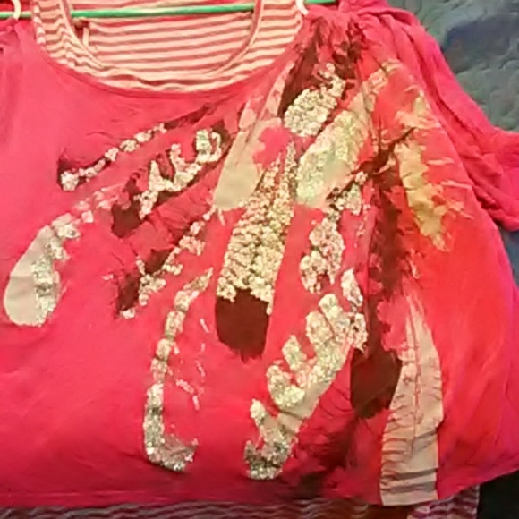 Cold shoulder/Off shoulder shirt w/ Tribal desig - Picture 4 of 4